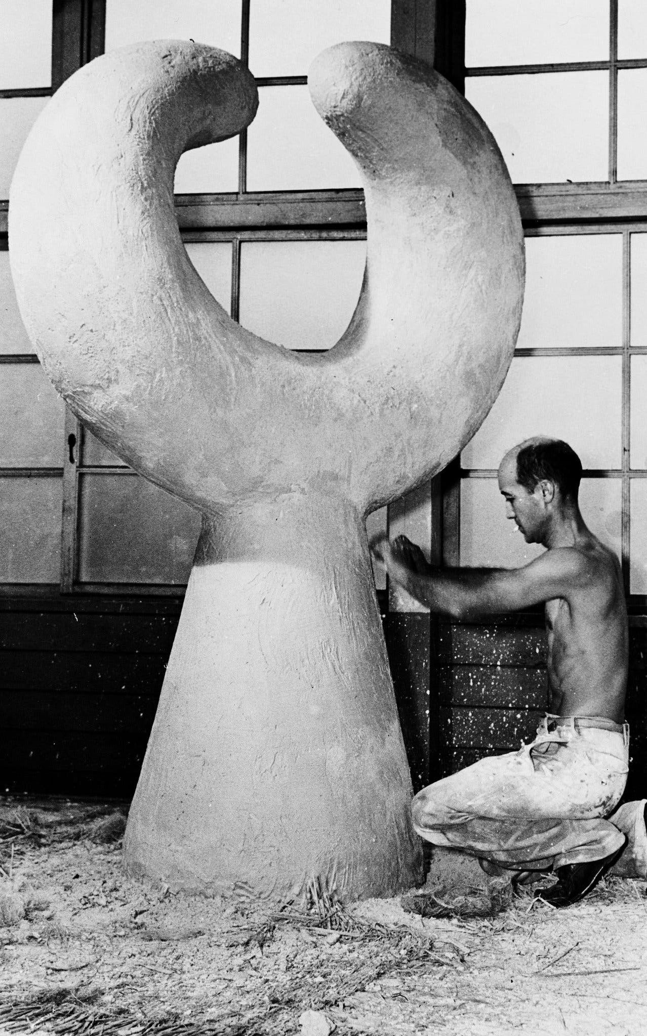 Noguchi working on the plaster original of “Mu,” 1950. -The Isamu Noguchi Foundation and Garden Museum 